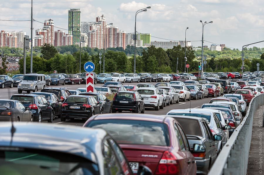 Большая парковка. Стоянка машин в Москве. Автомобиль на парковке в Москве. Москва парковка машин в центре. Стоянки в Москве.