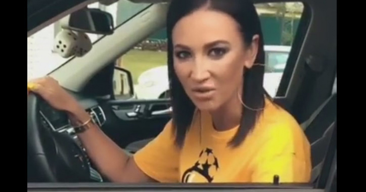 Бузова попала в аварию. Женщина за рулем Мем