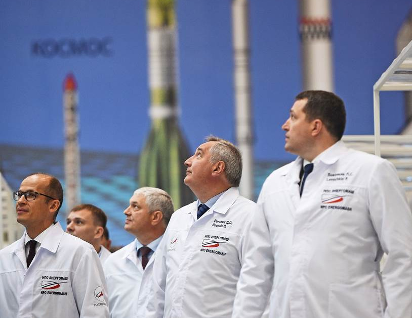 роскосмос выставка. пресс роскосмос. александр романов цниимаш. роскосмос арессконференция. национальный космический центр роскосмос.