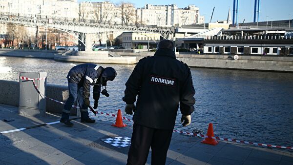 Падение в Москва реку. Машина упала в реку Москва. День Москвы-реки 19 июля. Авария на Москве реке.