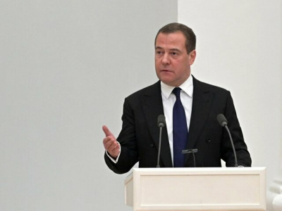 Медведев отреагировал на слова Макрона о вводе войск НАТО на Украину