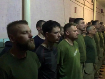 "Нас не бьют": украинским пленным позволили позвонить родственникам