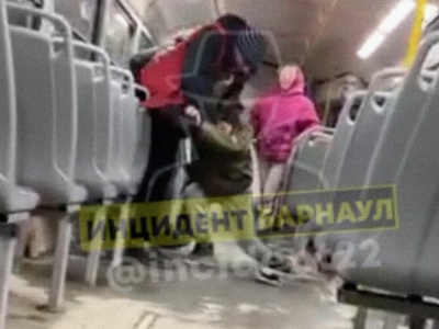В Барнауле пассажиры автобуса стали свидетелями ужасной сцены