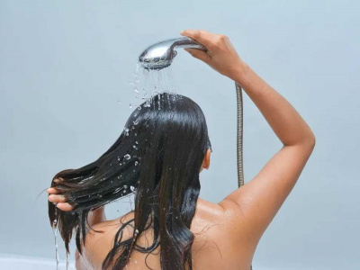 Врач рассказала, стоит ли мыть волосы ежедневно