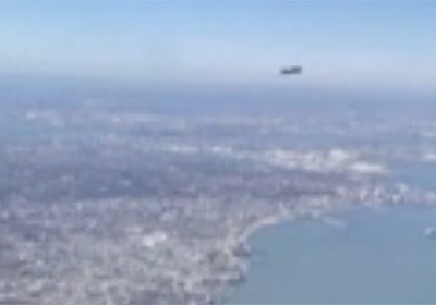 Пассажирка самолета заметила НЛО в небе и сняла его на видео