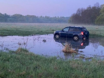 В Тульской области в машине на лугу нашли тела мертвых парней