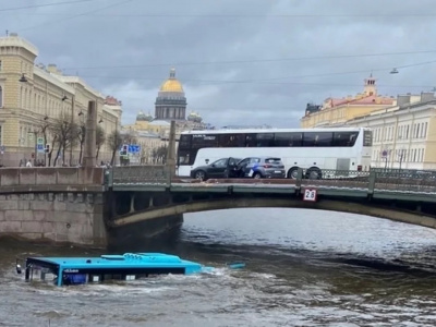 Названо число погибших при падении автобуса в реку в Петербурге