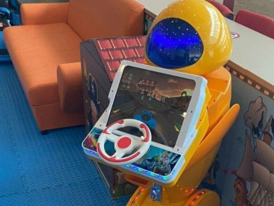 Игровой автомат упал на 2-летнего ребенка в ТЦ на юге Москвы