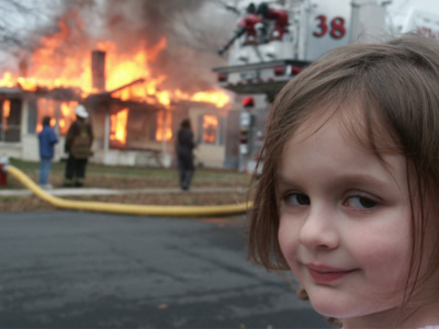 Видео с ребенком на качелях на фоне горящей квартиры попало в Сеть