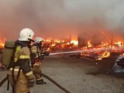Мощный пожар уничтожил имущество на овощебазе в Краснодарском крае