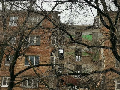 Чиновники прибыли к общежитию на Нариманова, которое штурмуют жильцы