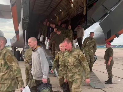 Самолёт с освобождёнными из плена военными ВС РФ приземлился в РФ