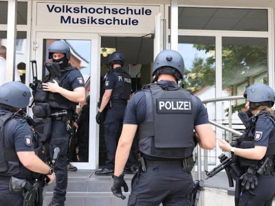 В Германии двое учеников перерезали горло учителю во дворе школы