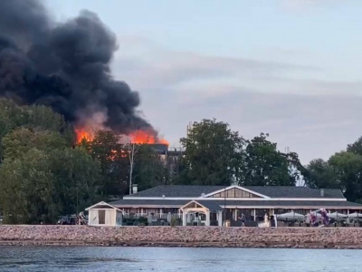 Сильный пожар разгорелся на Крестовском острове В Петербурге