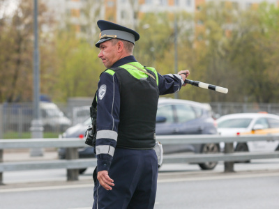 Инспектор ГАИ остановил авто, но не подходит: Что делать?